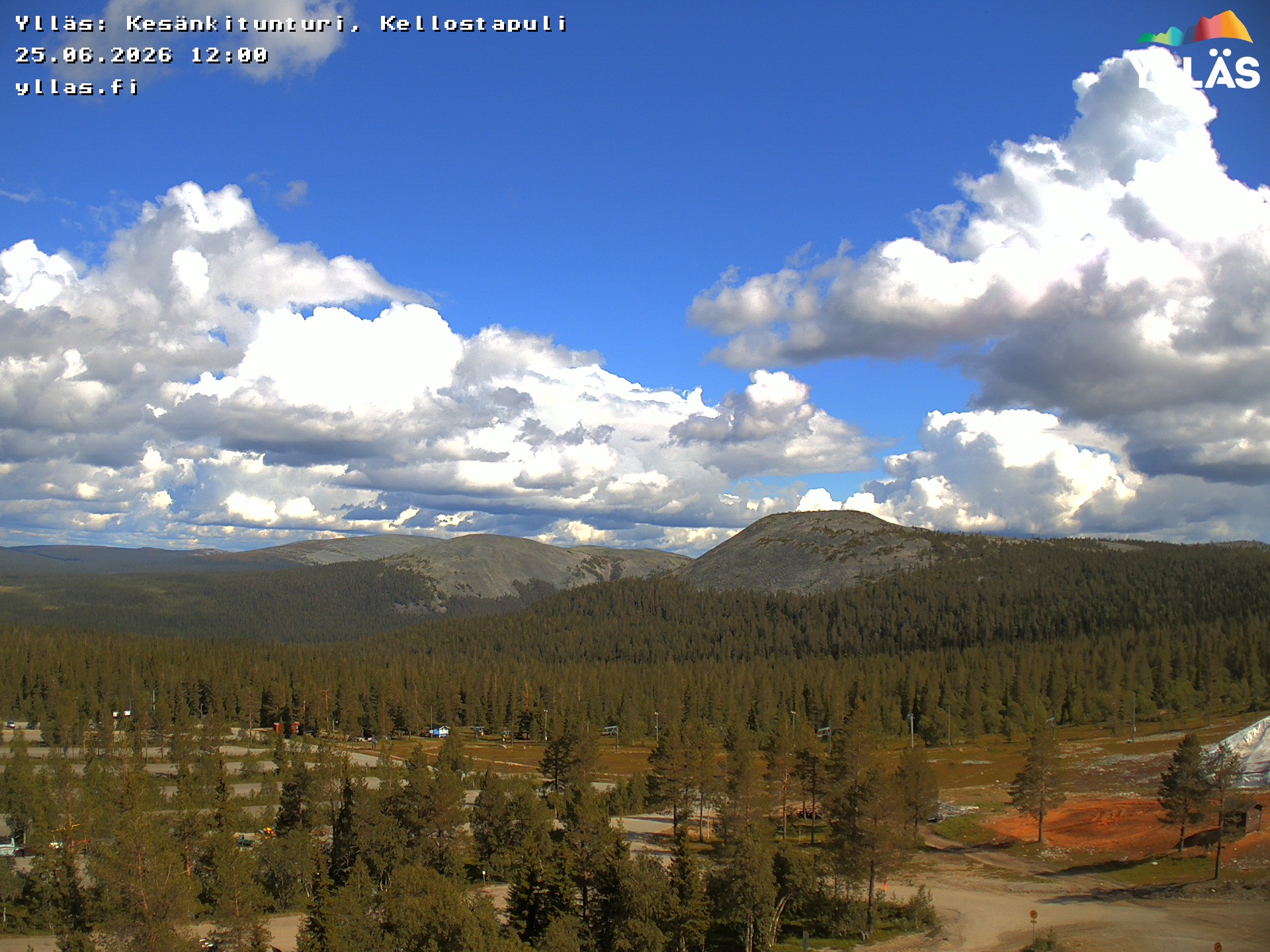 View from Yllästunturi to Kesänkitunturi and Kellostapuli. Image changes by the weather and b by season as it is updated every 15 minutes. Often northern lights, too.