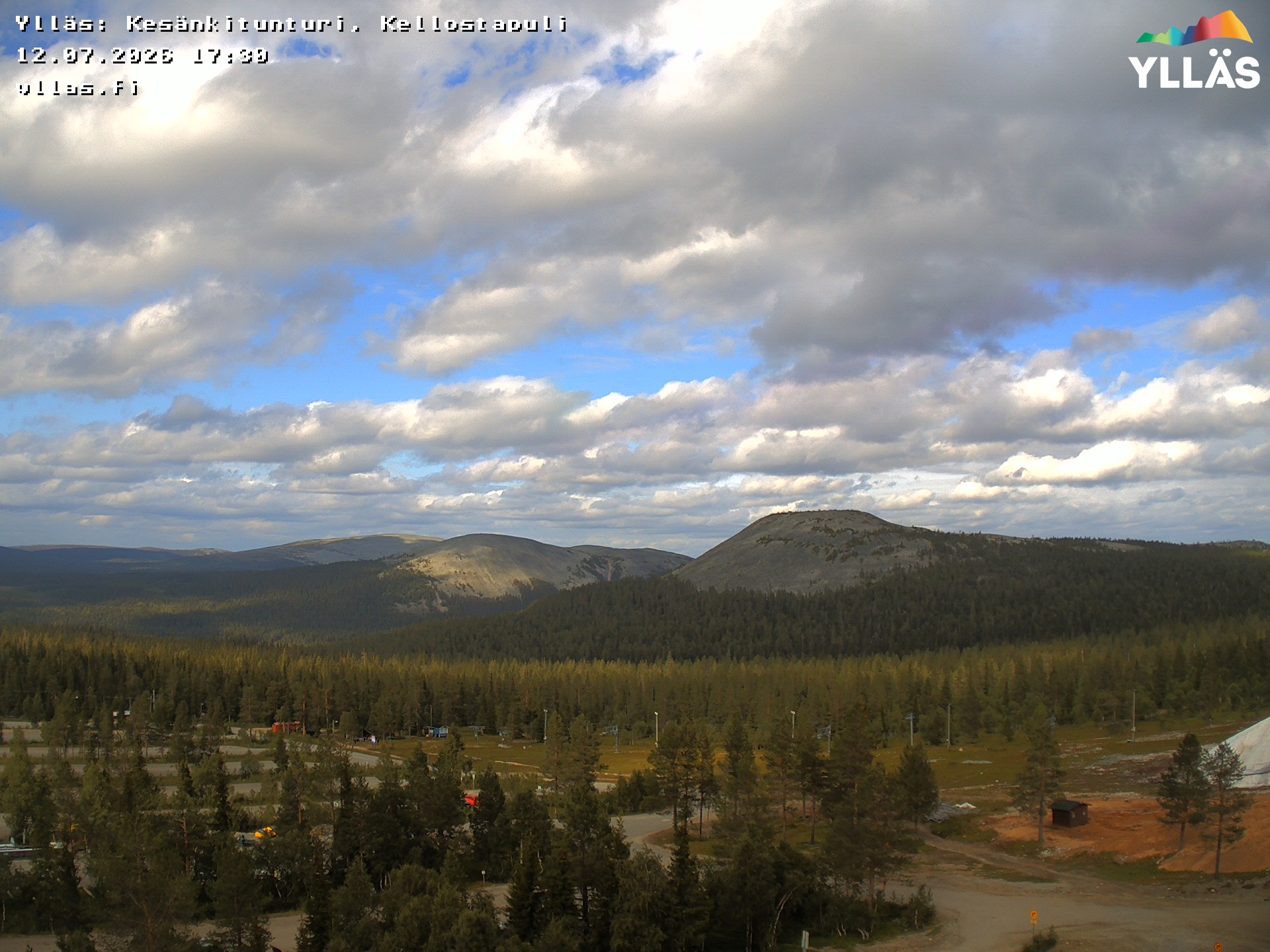 View from Yllästunturi to Kesänkitunturi and Kellostapuli. Image changes by the weather and b by season as it is updated every 15 minutes. Often northern lights, too.