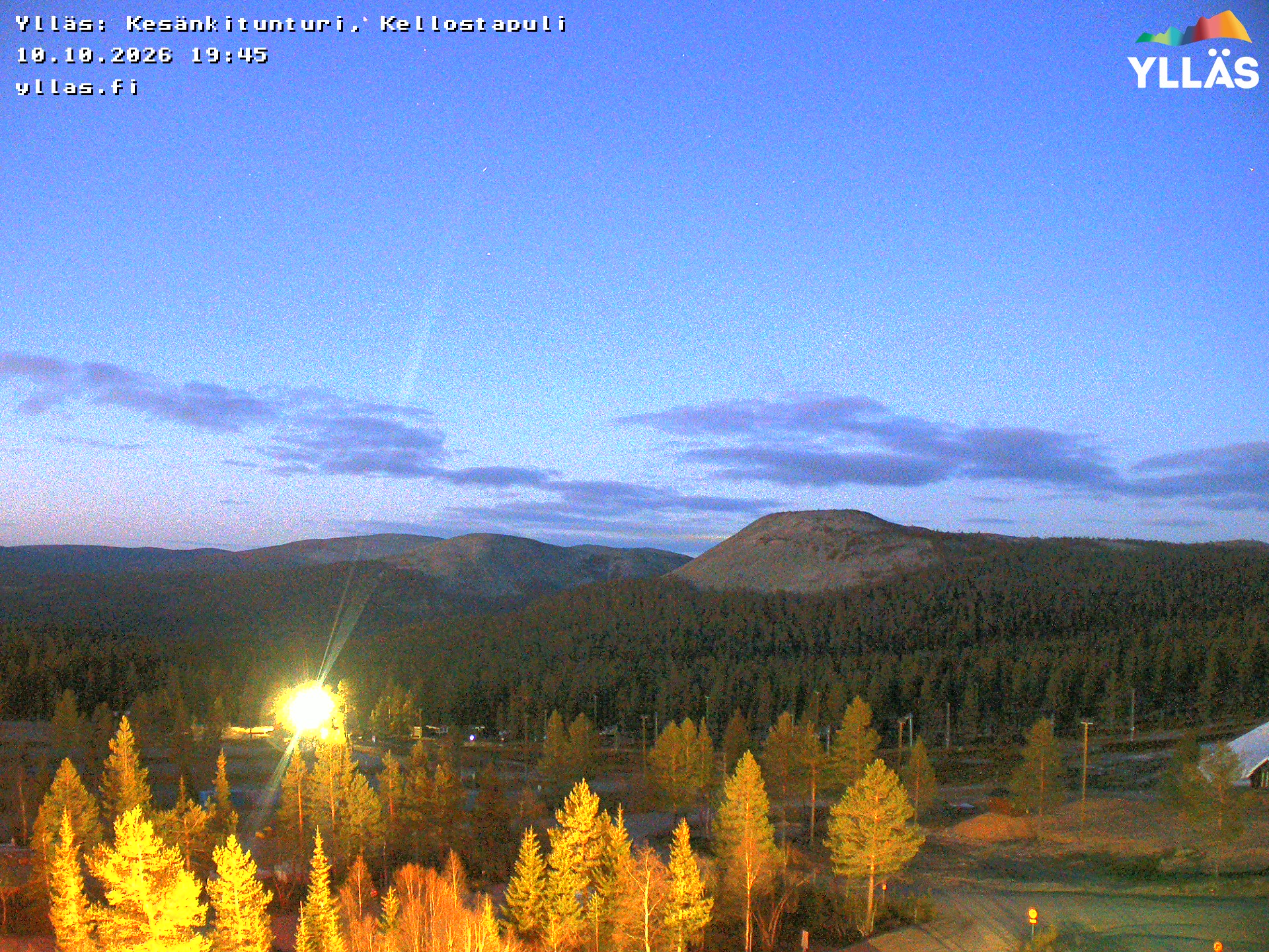 View from Yllästunturi to Kesänkitunturi and Kellostapuli. Image changes by the weather and b by season as it is updated every 15 minutes. Often northern lights, too.