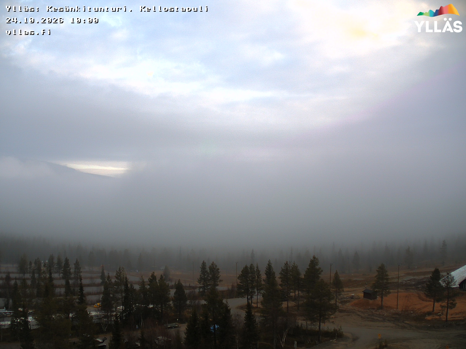 View from Yllästunturi to Kesänkitunturi and Kellostapuli. Image changes by the weather and b by season as it is updated every 15 minutes. Often northern lights, too.
