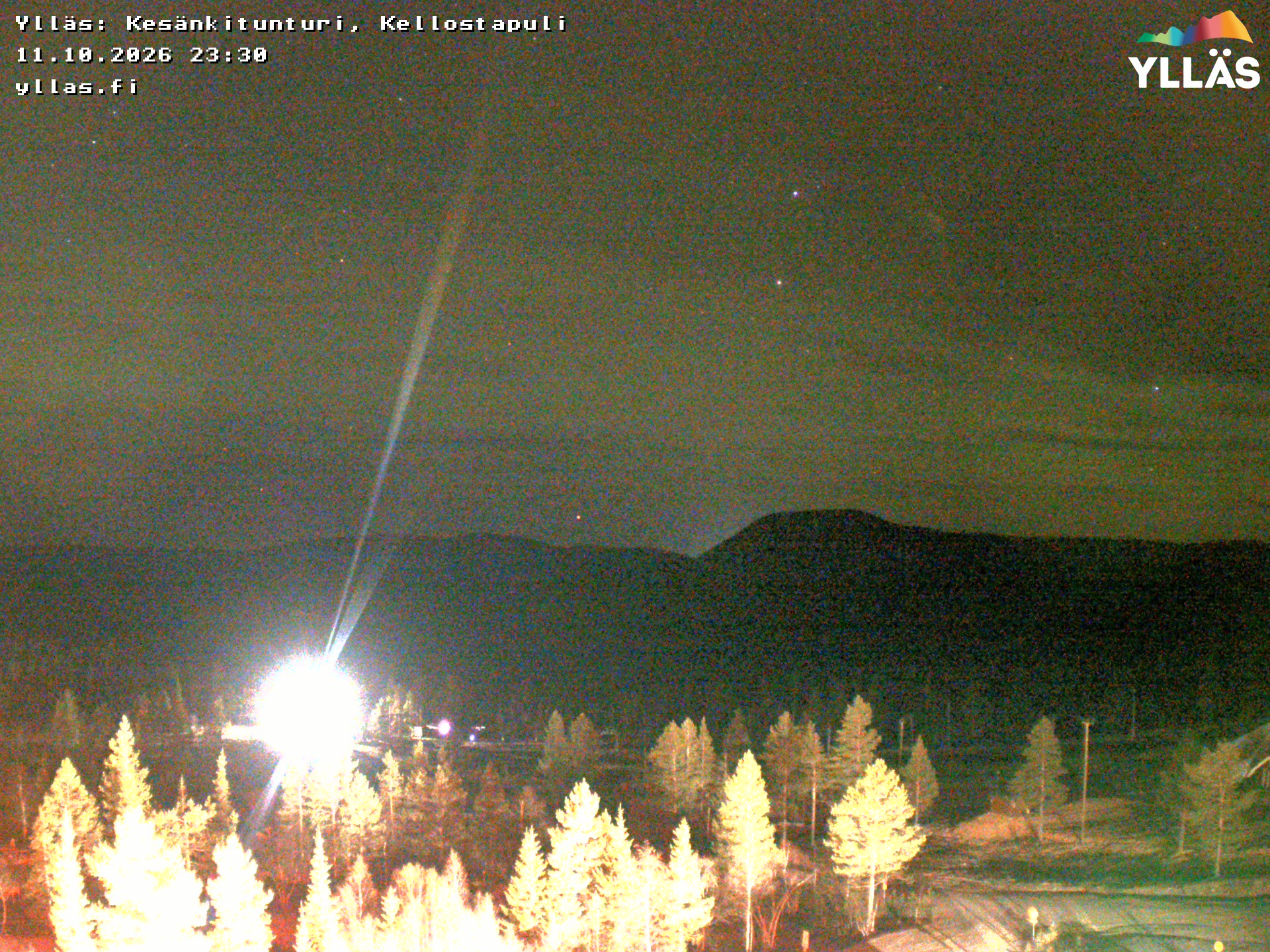 View from Yllästunturi to Kesänkitunturi and Kellostapuli. Image changes by the weather and b by season as it is updated every 15 minutes. Often northern lights, too.