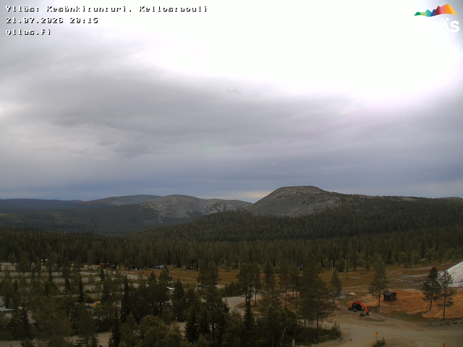 View from Yllästunturi to Kesänkitunturi and Kellostapuli. Image changes by the weather and b by season as it is updated every 15 minutes. Often northern lights, too.