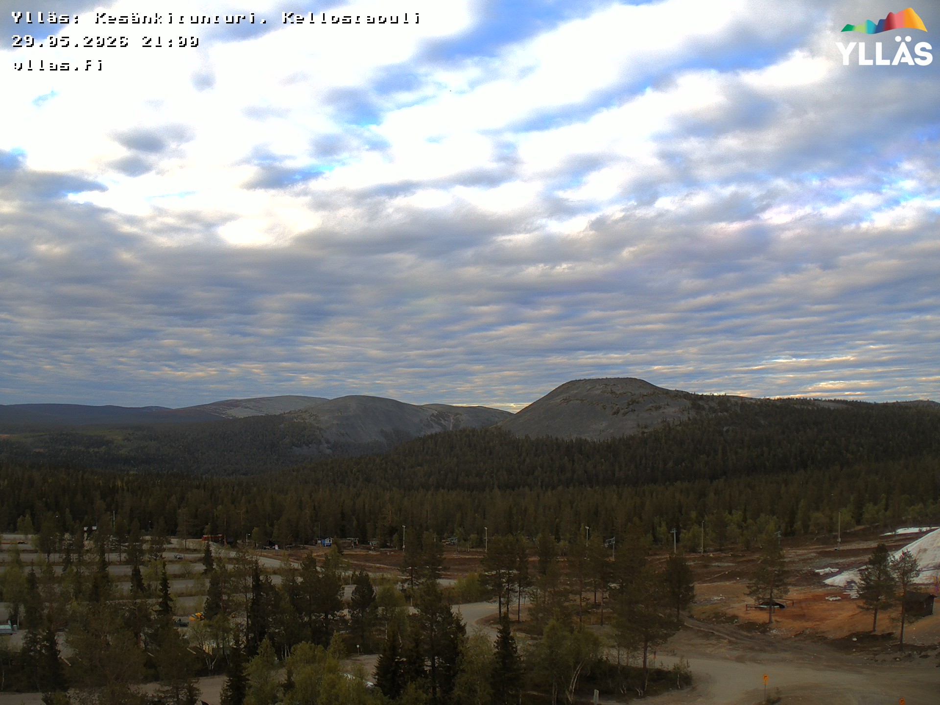 View from Yllästunturi to Kesänkitunturi and Kellostapuli. Image changes by the weather and b by season as it is updated every 15 minutes. Often northern lights, too.